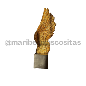 Figura alas de angel dorada sobre pedestal